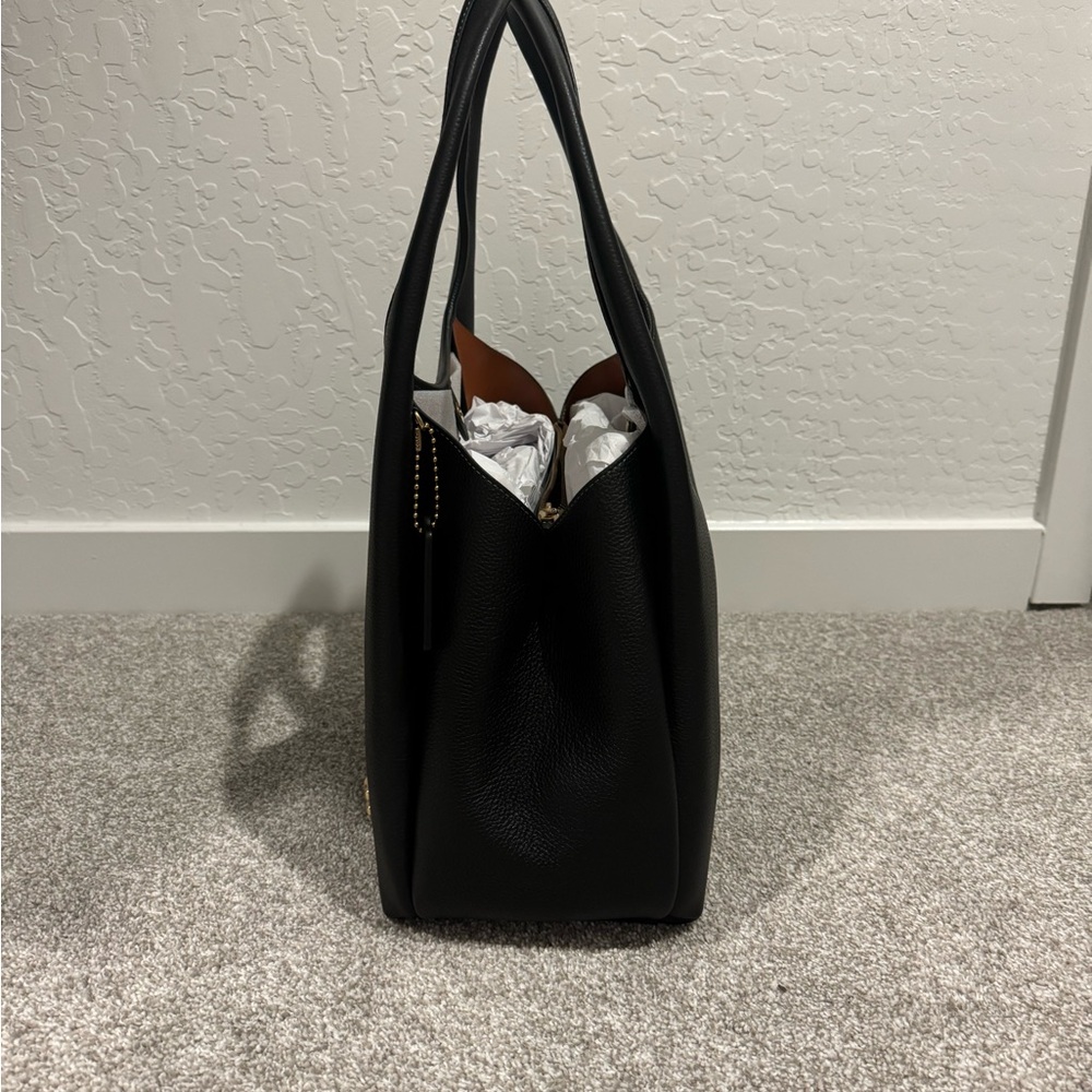 Chic Black Handbag - Picture 2 of 7